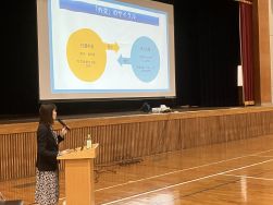 外務省職員を招いて，「外務省高校講座」を行いました。