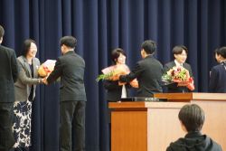 ３学期終業式と離任式を行いました。