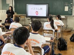 【２年グローバル科】卒業生による国際理解講演会を実施しました。