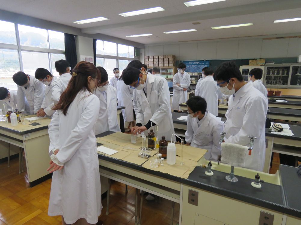 武生東高等学校 Hino・Quest(【2022年度1年生】産官学連携⑤サイエンス講座として,福井工業大学から教授と学生を招いて,生物系・化学系の2講座で実験を行いました。)