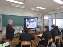 大学の先生を招いて、「学問発見講座」を行いました。